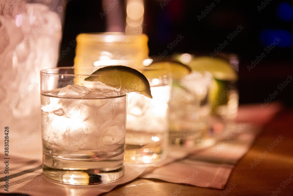 verres plein d'alcool déposés sur une table dans un bar