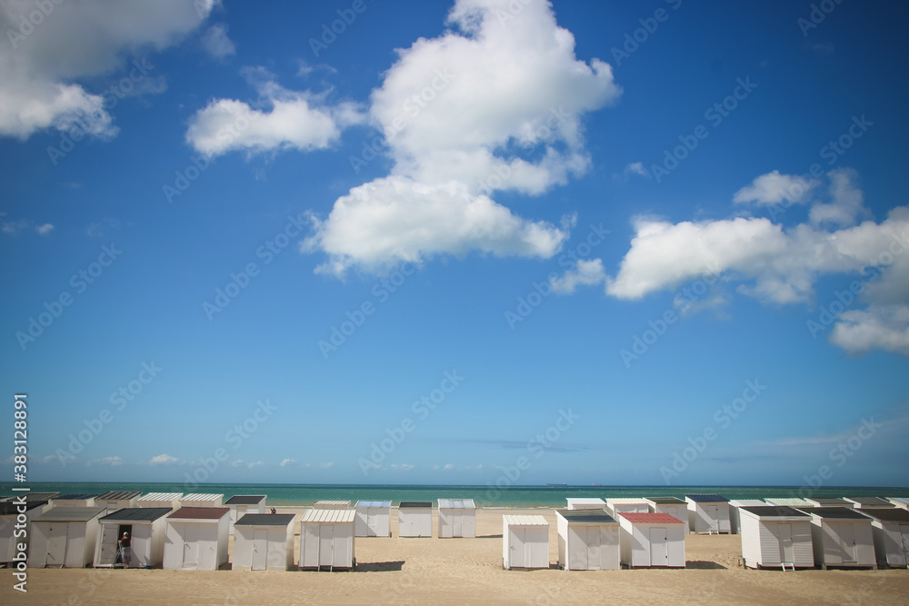 plage de Calais dans le Nord de la France avec des cabines de plage