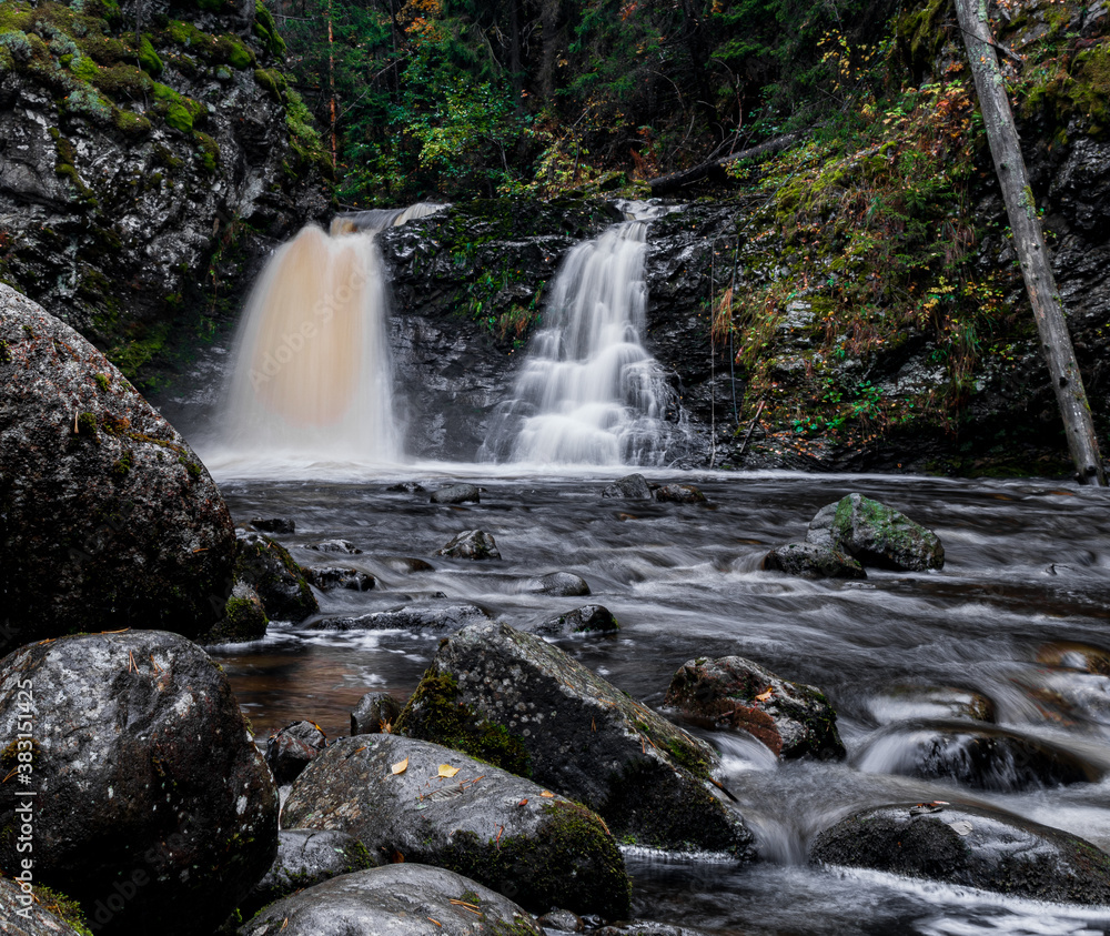Fototapeta premium Mały wodospad zwany Bråstadfossen(Brastadfossen), niedaleko miejscowości Gjovik w Norwegii 