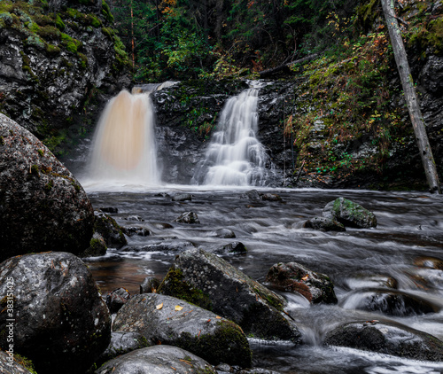 Ma  y wodospad zwany Br  stadfossen Brastadfossen   niedaleko miejscowo  ci Gjovik w Norwegii 