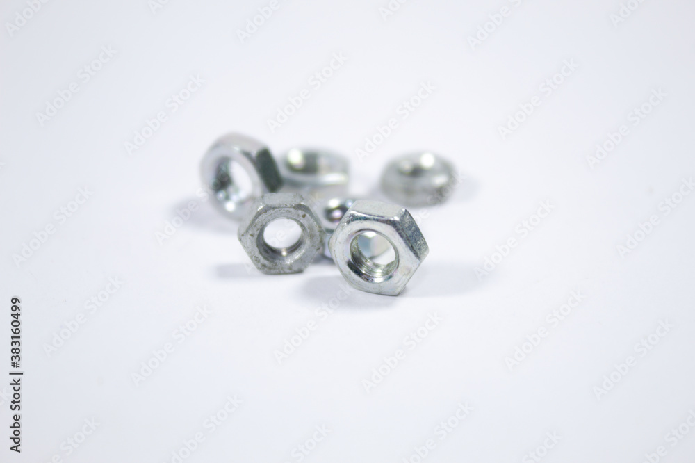 Porca de metal para parafusos com fundo branco Porca de metal para parafusos com fundo branco