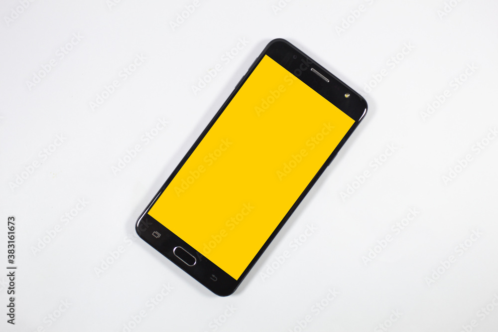 Foto Smartphone com tela amarela e fundo branco