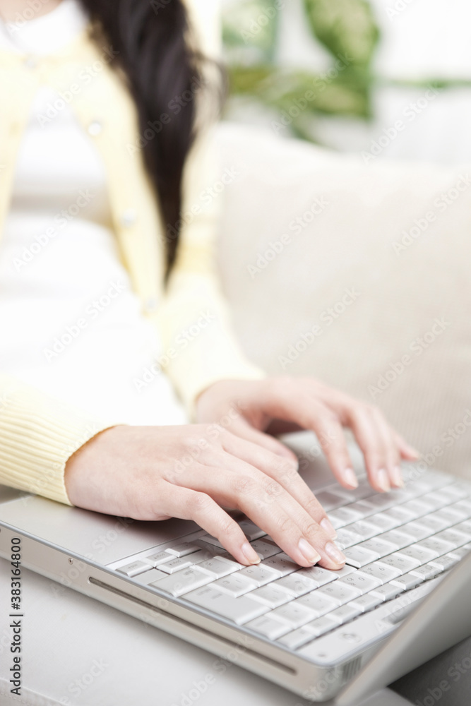 Fototapeta premium パソコンをする女性