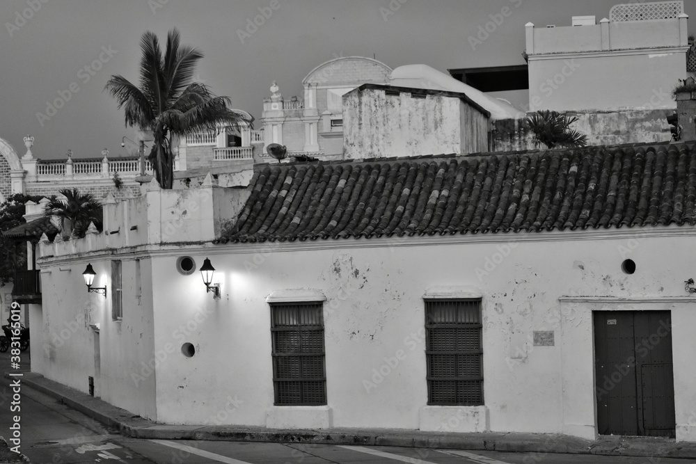 Casa colonial en blanco y negro