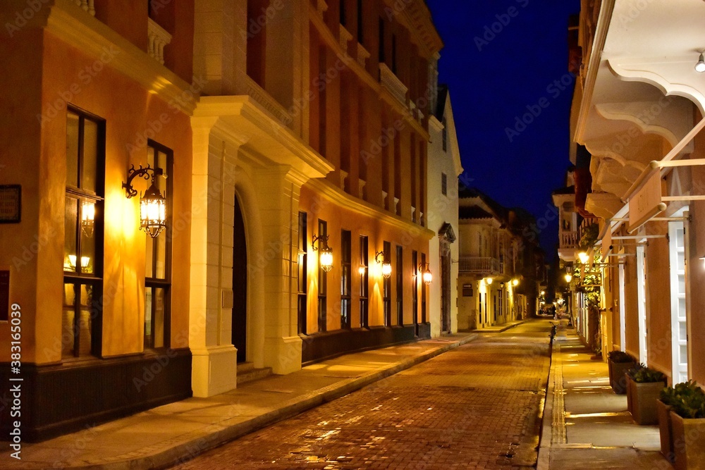 Iluminación nocturna en una calle colonial