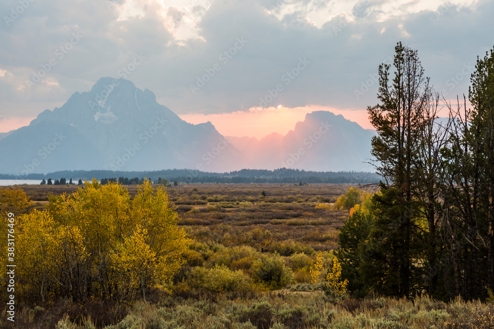 Obraz premium Landscape view of a beautiful sunset in Grand Teton National Park as seen from Willow Flats Overlook.