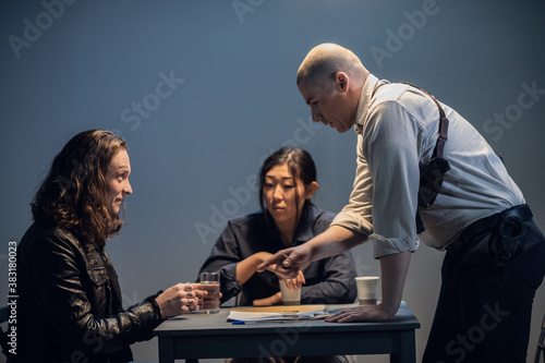 An experienced investigator and his assistant are interrogating the suspect at the police station.