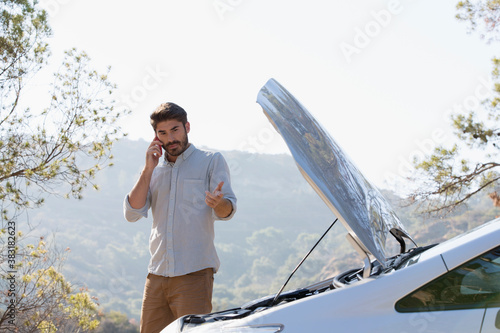 Billede på lærred Man with car breakdown calling for help at sunny roadside
