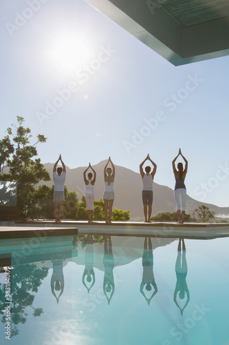 Εκτύπωση καμβά Yoga class practicing at sunny poolside
