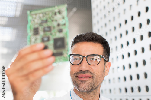 Φωτογραφία Male engineer examining circuitboard