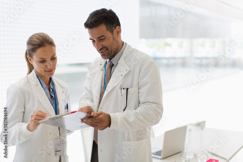 Foto Medical scientists with clipboard in office