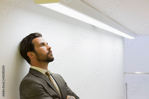Εκτύπωση καμβά Stressed corporate businessman looking up