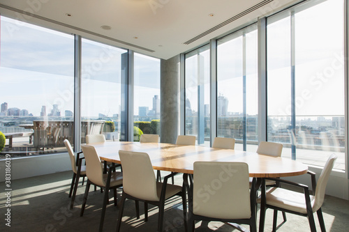 Canvas-taulu Round table in sunny highrise business conference room