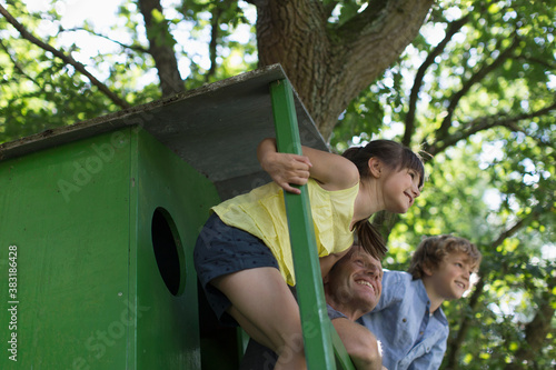 Картината върху платно Happy family playing at treehouse