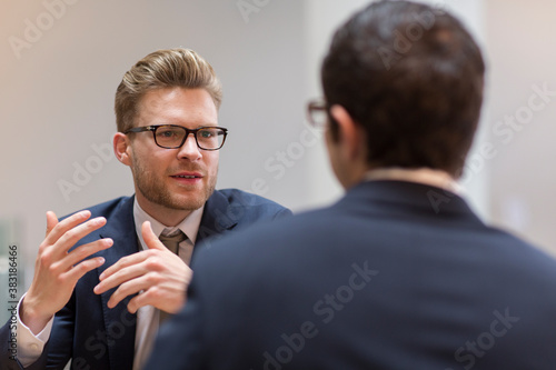 Φωτογραφία Corporate businessmen talking in meeting