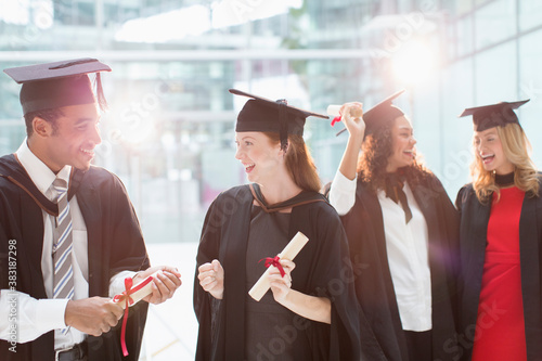 Принти на полотні Happy college students in caps and gowns graduating