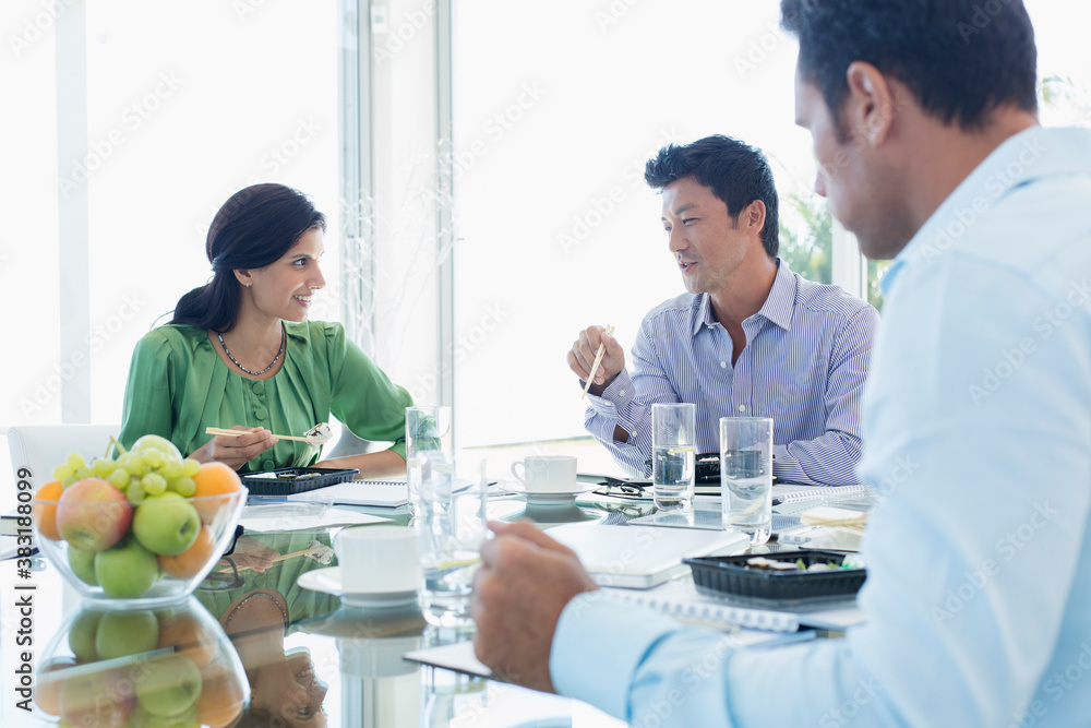 Obraz premium Business people eating sushi lunch during meeting