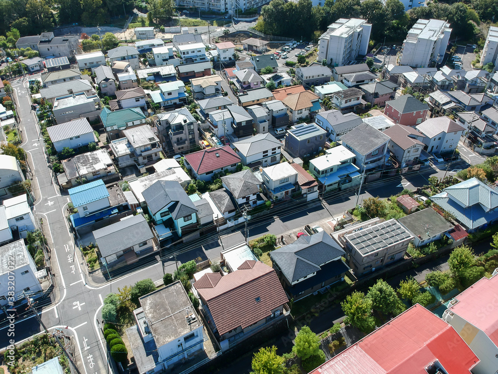 Fototapeta premium ドローンで空撮した日本の住宅地の風景