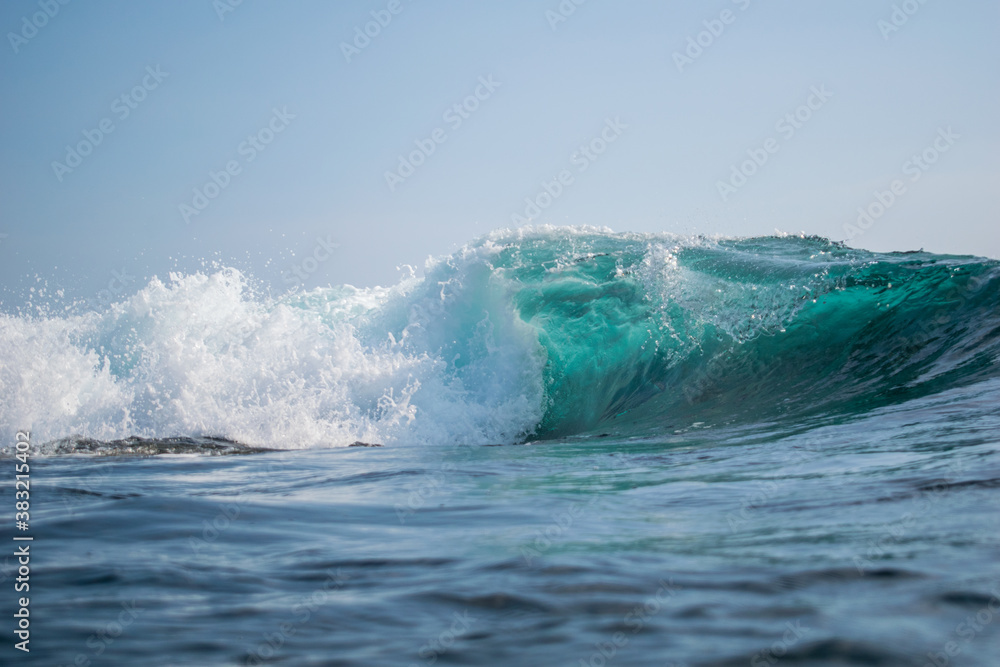 Obraz premium wave breaking on the water