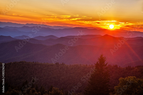 Fotografia Sun setting over the Cowee Mountain Overlook in the Blue Ridge Mountains