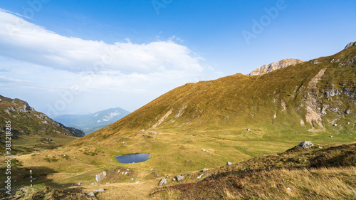 Gletschersee Tiganesti im Bucegi Gebirge mit Postavaru Berg im Hintergrund photo