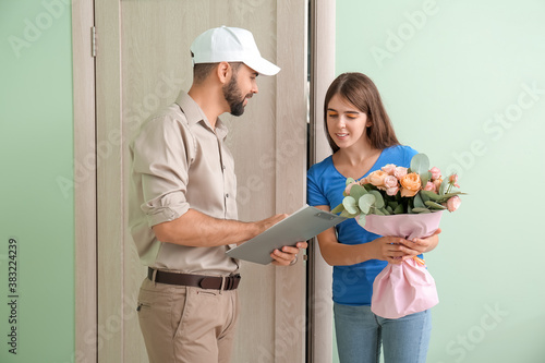 Young woman receiving flowe...
