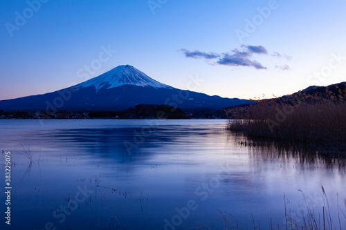 夕暮れの富士山と河口湖 山梨県富士河口湖町大石公園にて
