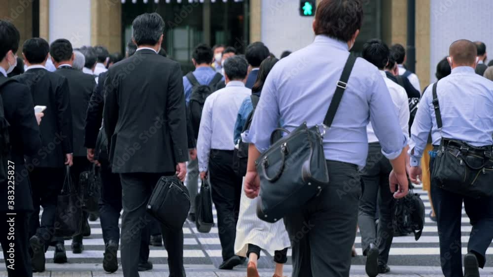 出勤する日本人ビジネスマン 出勤する日本人ビジネスマン