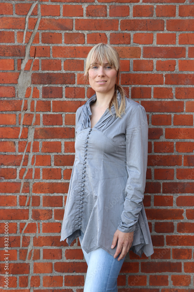 Frau, Portrait, lächelnd, freundlich, jung, Backsteine, Backsteinwand Frau, Portrait, lächelnd, freundlich, jung, Backsteine, Backsteinwand