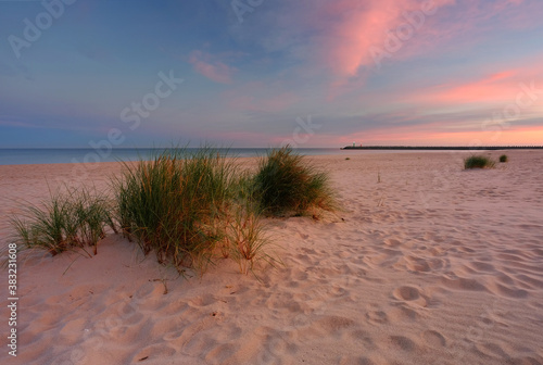 Piękny wschód słońca na wybrzeżu Morza Bałtyckiego, plaża zachodnia,Kołobrzeg,Polska.