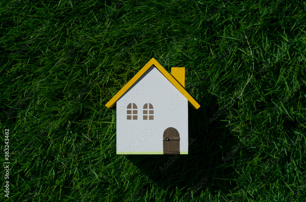 Miniature house on the lawn. Home, new construction, living environment, livability, family, etc.芝生の上のミニチュアの家。家、新築、住環境、住みやすさ Miniature house on the lawn. Home, new construction, living environment, livability, family, etc.芝生の上のミニチュアの家。家、新築、住環境、住みやすさ