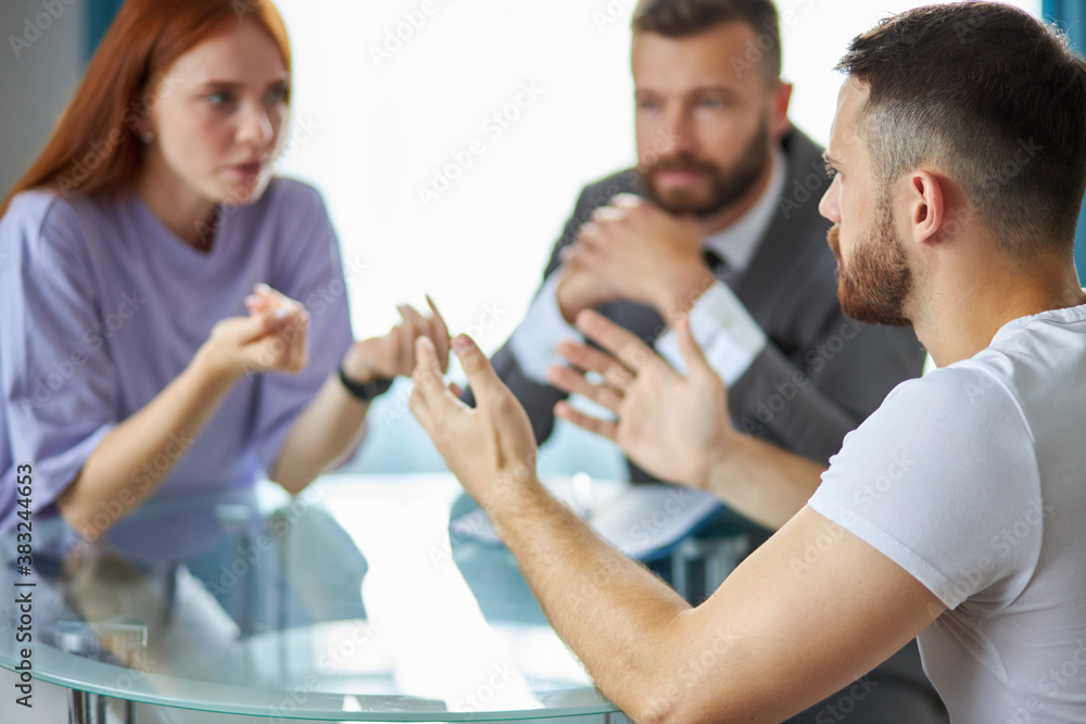 Obraz premium young caucasian male psychologist in suit listen to couple quarreling, try to help. support, help, therapy, consultation