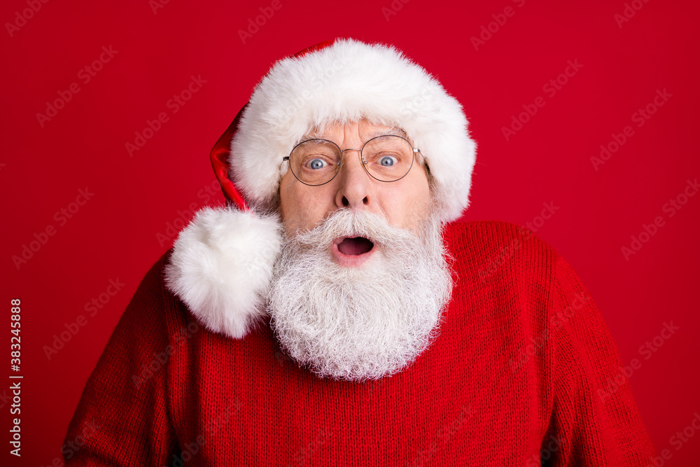 Close up portrait of astonished old man in santa claus hat look unbelievable x-mas news open mouth wear sweater isolated over bright color background Close up portrait of astonished old man in santa claus hat look unbelievable x-mas news open mouth wear sweater isolated over bright color background
