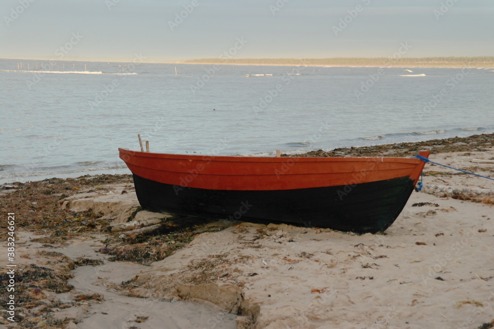Naklejka premium wooden fishing boat on the White sea coast of a fishing village