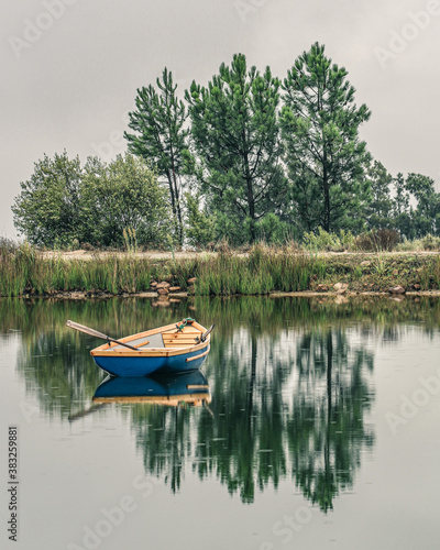 Boat on lake in South African wine region © Marcel Rudolph-Gajda