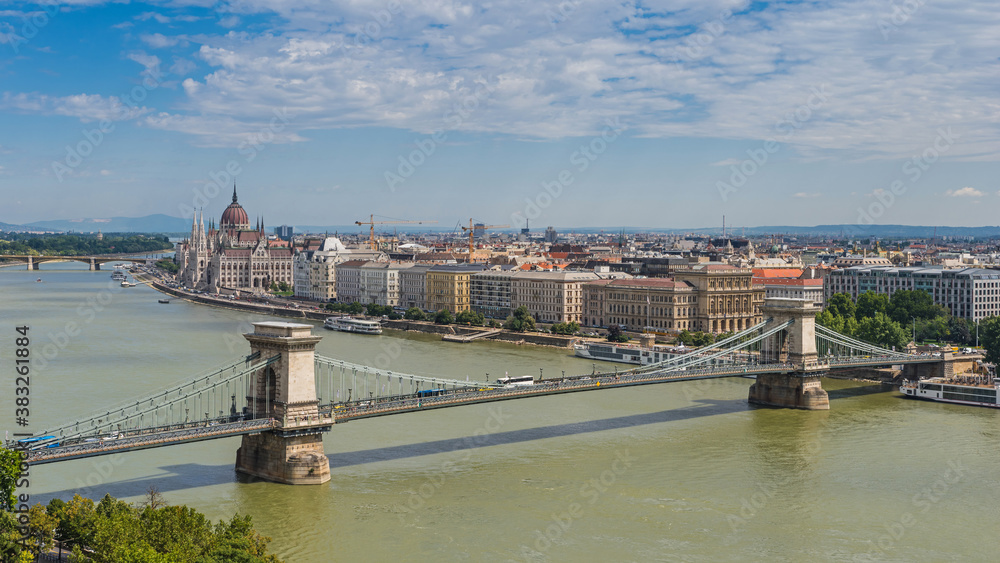 Blick auf Budapest mit Kettenbrücke und Parlamentsgebäude