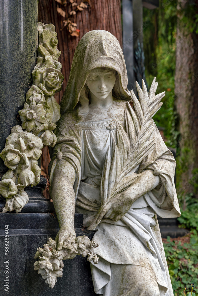 Frauenbildnis mit Palmzweig  auf dem Nordfriedhof in Wiesbaden