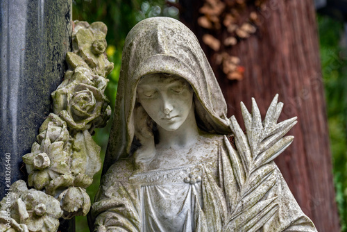Frauenbildnis mit Palmzweig auf dem Nordfriedhof in Wiesbaden