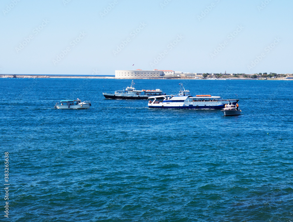 2 прогулочных теплохода и 1 катер прогулочный, и 1 катер контролирующий в бухте Черного моря, Севастополь, Крым.