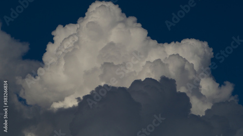 Gros cumulus au contraste très élevé, d'un blanc immaculé