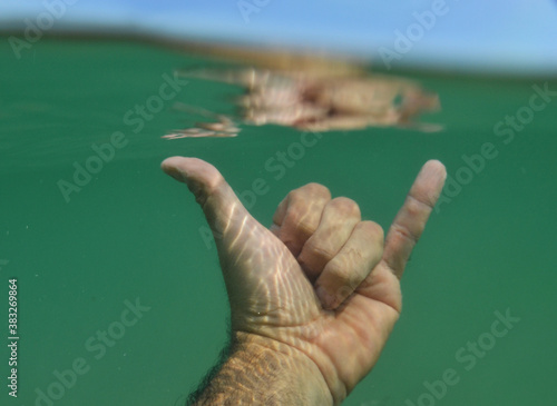 shaka shaka Hand Symbol , Very Good , Life style , underwater photo