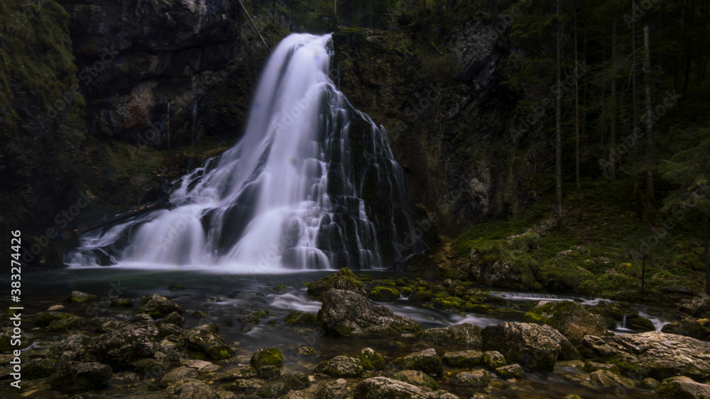 Fototapeta premium Bollinger Wasserfälle, Österreich, fließendes Wasser