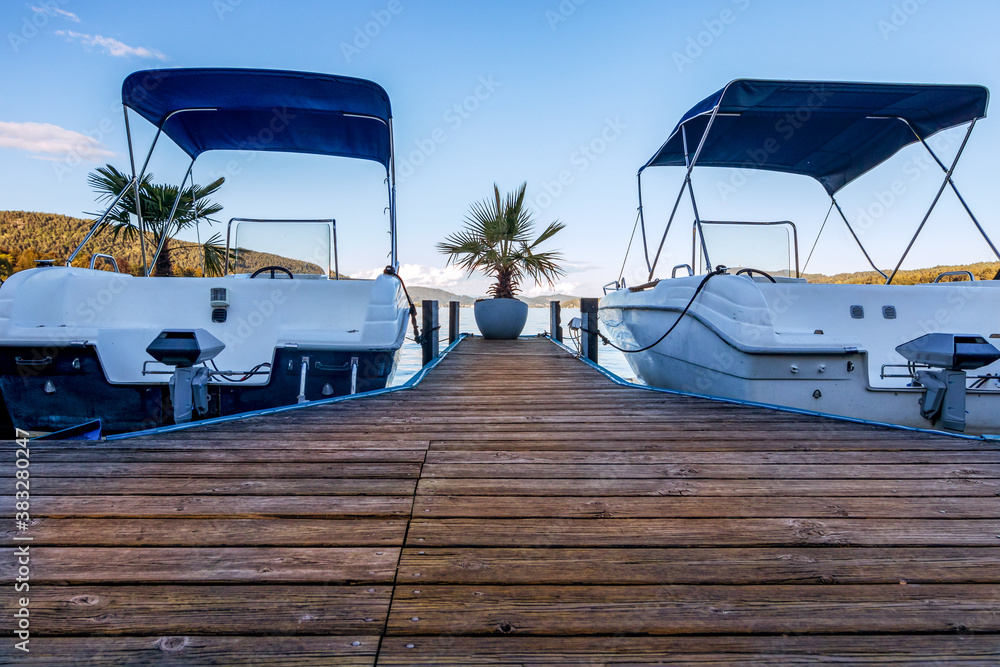 Fototapeta premium zwei Boote am See
