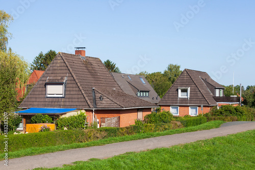 Wohnhäuser, Einfamilienhäuser am Deich im Grünen, Grolland, Bremen, Deutschland
