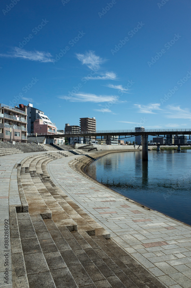 Fototapeta premium かのがわ風のテラスとあゆみ橋