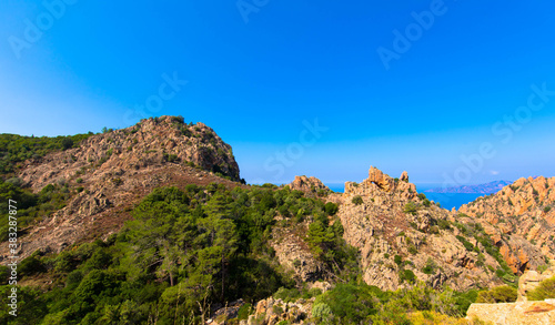 Spektakulärer Blick auf die roten Felsen in Nordkorsika, genannt Calanches de Piana, Frankreich