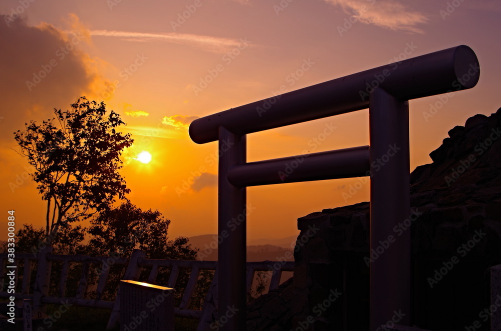 山頂神社と夕暮れ