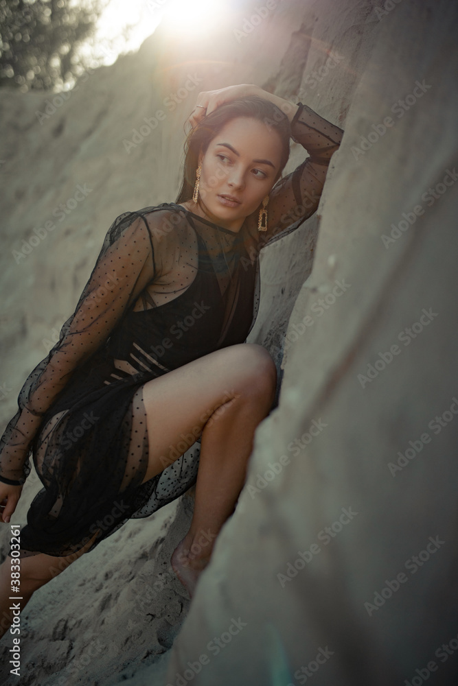 Obraz premium Pretty woman poses in sand canyon.