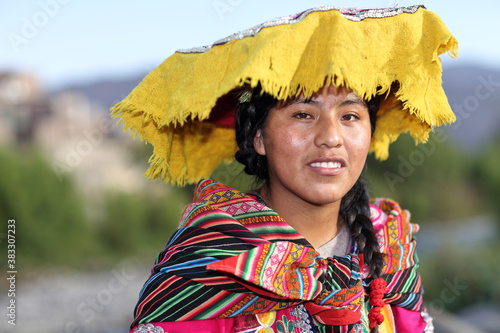 Peruanerin mit traditioneller Tracht in Arequipa.
