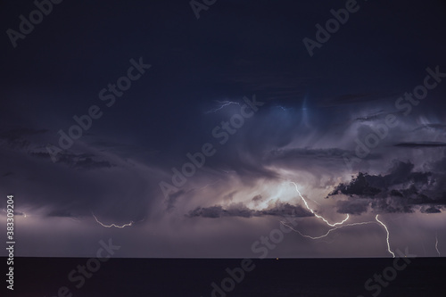Gewitterzelle erhellt mit Blitzen den Nachthimmel über dem adriatischen Meer